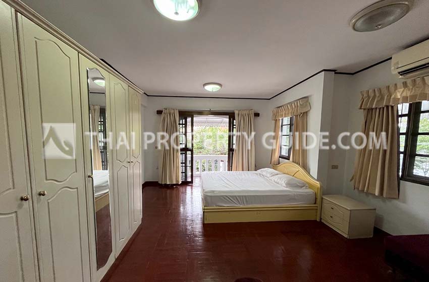 House with Shared Pool in Srinakarin 